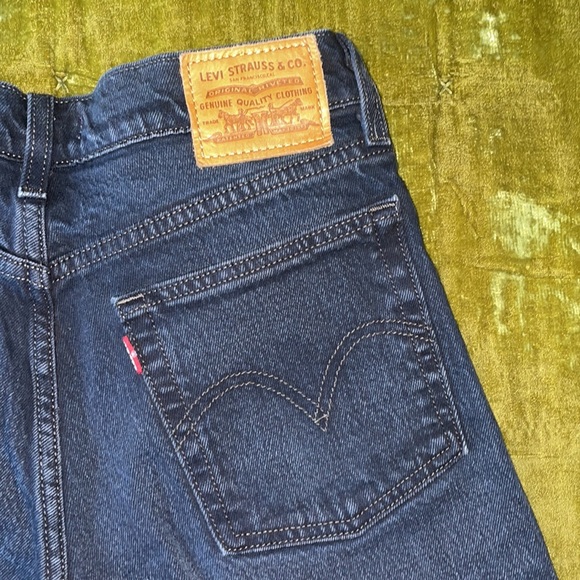 LEVI’S Wedgie Fit Jeans!! - Picture 5 of 7